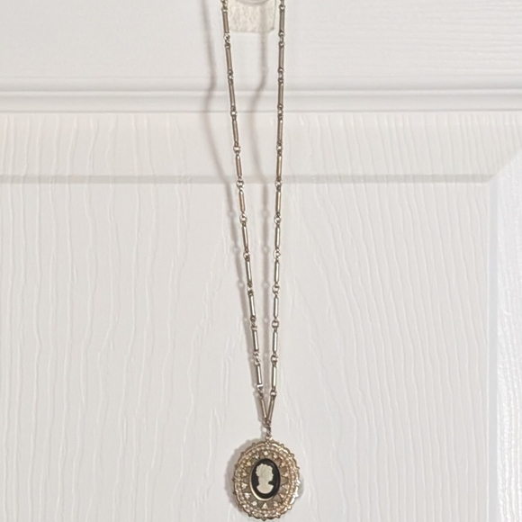 18" Elegant Gold and Black Cameo Pendant - Picture 2 of 4